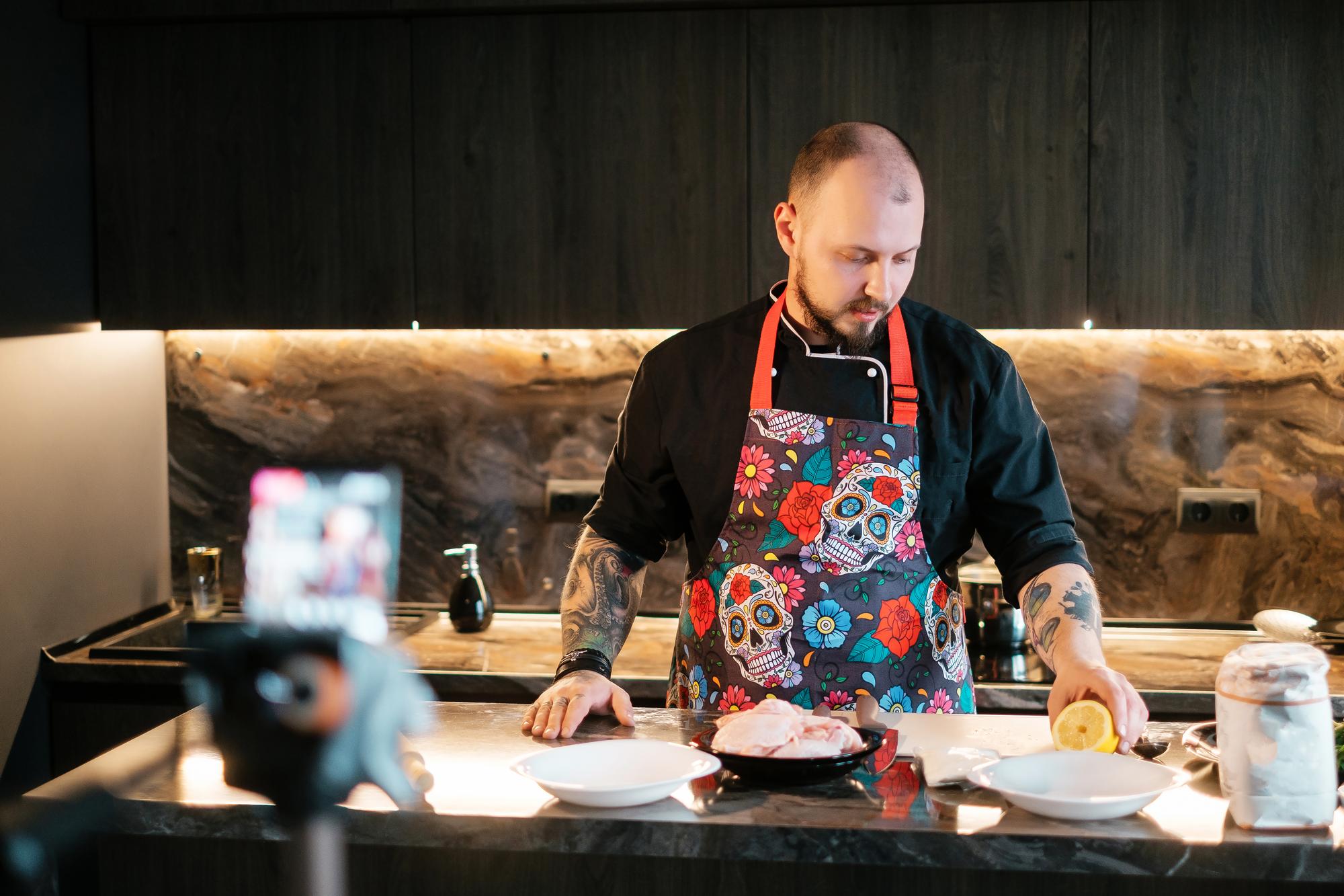 Chef che insegna in masterclass online